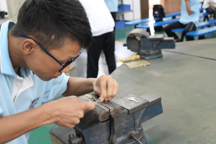 机械常识与钳工实训，如何将理论知识有效转化为实际操作技能？-图2